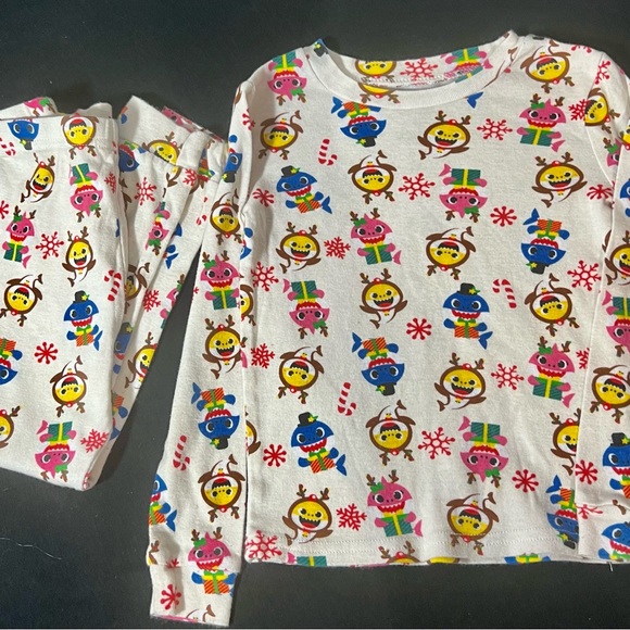 Baby shark Christmas girl's pajama set 5t - Picture 2 of 4